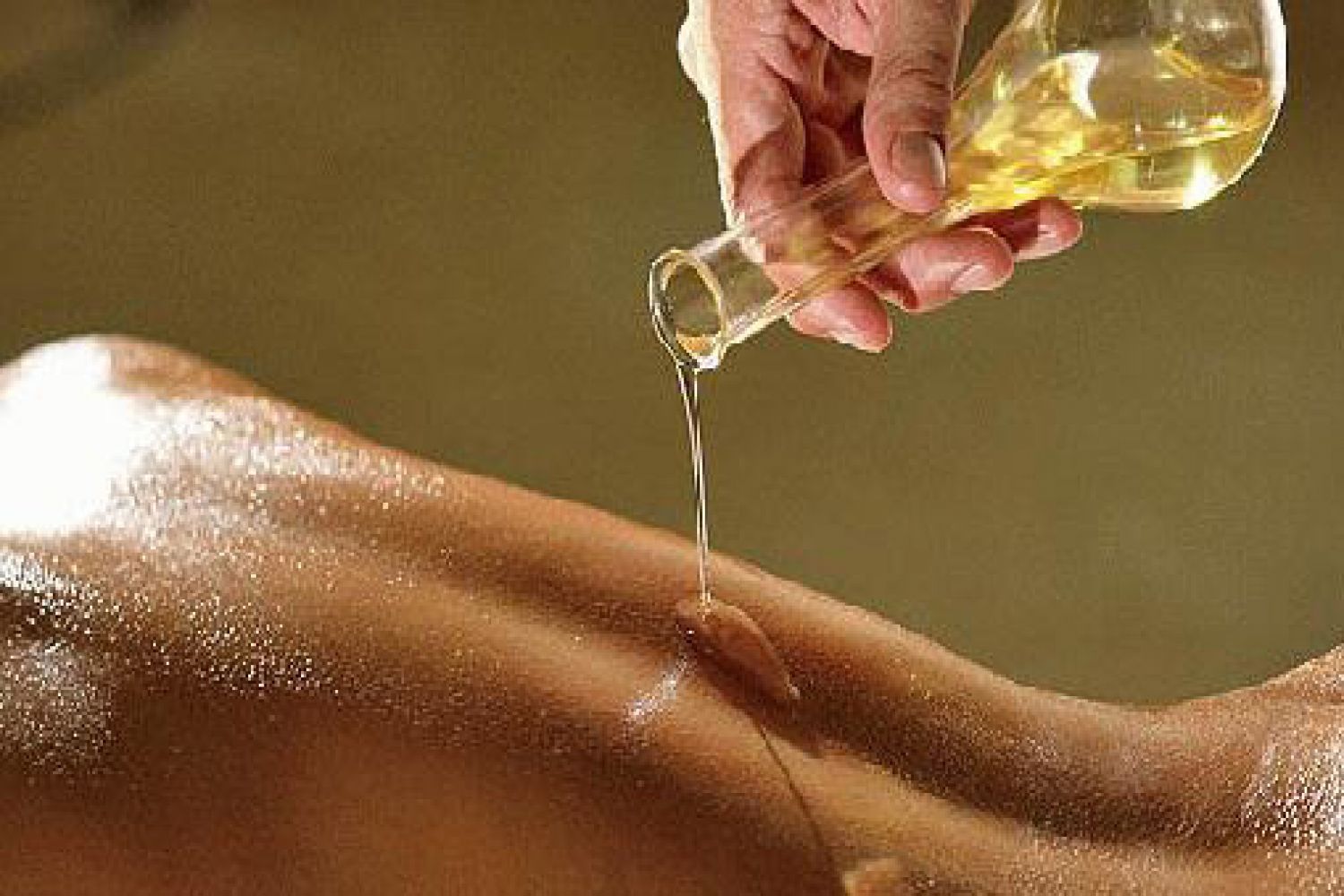 Телки одаривают свои тела масляным массажем порно фото бесплатно